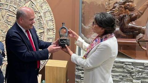 Chocolates valor recibe vasija de Ecuador 