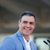 Pedro Sánchez sonriente en un mitin