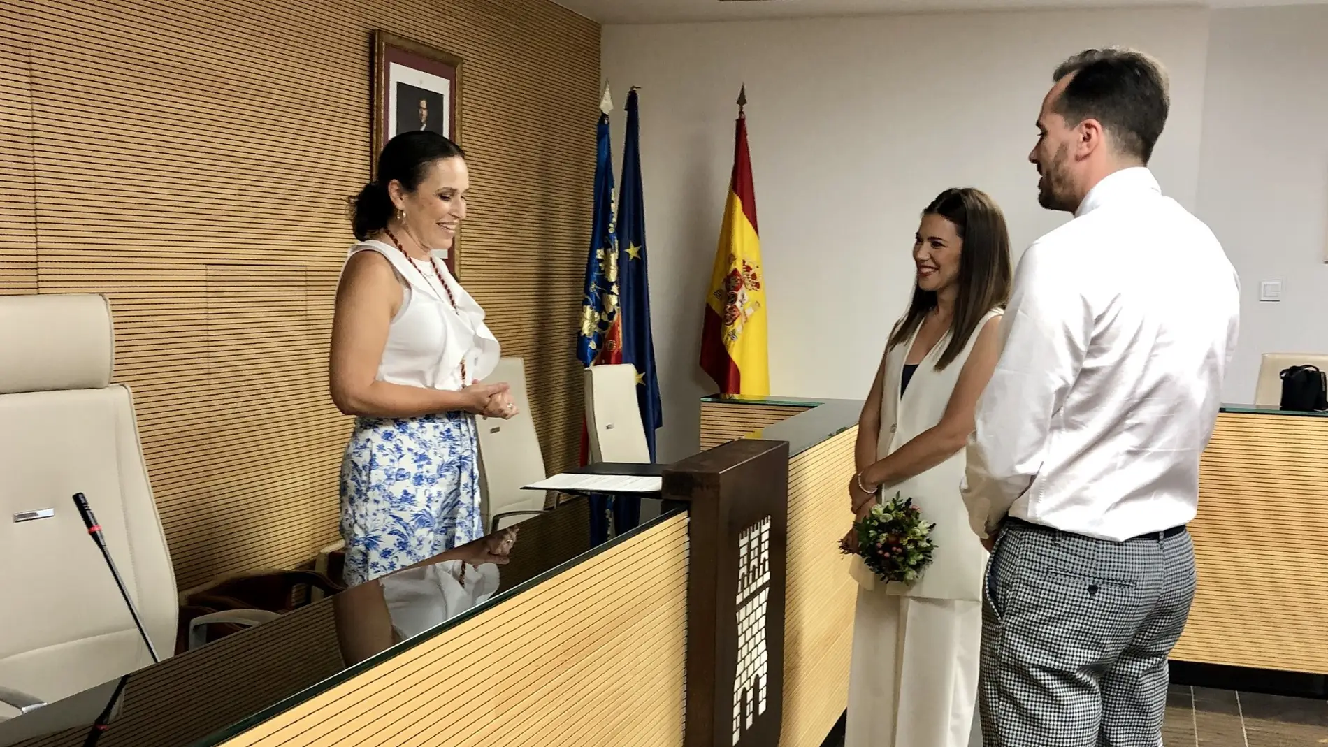 Merche Galí se despide como alcaldesa de Almassora celebrando una boda. 
