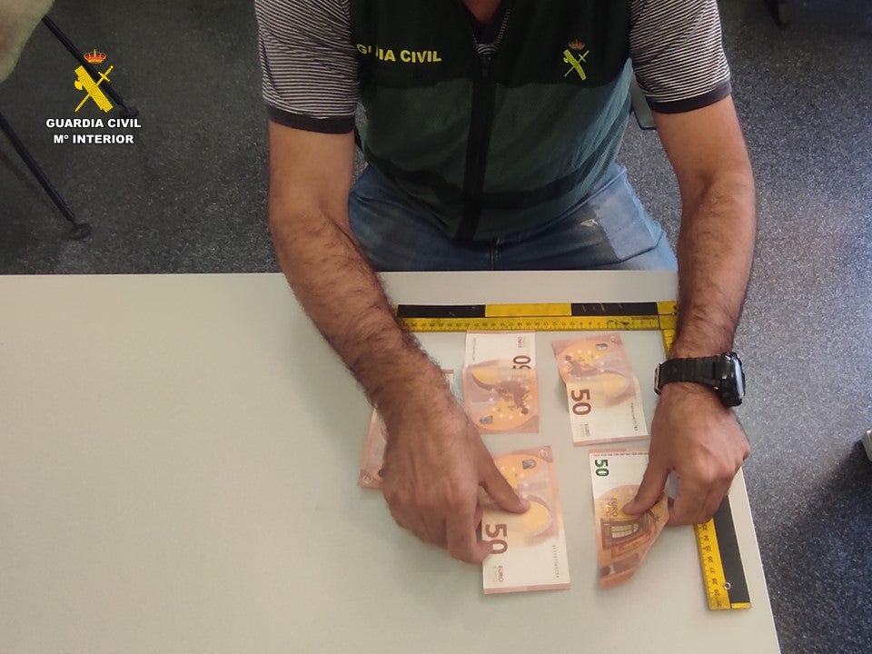 La Guardia Civil detiene en Elche a dos personas por comprar en comercios de Santa Pola con billetes falsos La Guardia Civil detiene en Elche a dos personas por comprar en comercios de Santa Pola con billetes falsos