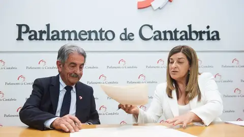 El secretario general del PRC, Miguel Ángel Revilla, y la presidenta del PP, María José Sáenz de Buruaga, firman el acuerdo que permitirá la investidura de ésta última como presidenta de Cantabria Acuerdo investidura