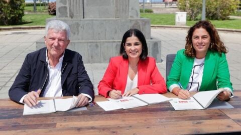 Pedro Quevedo (NC), Carolina Darias (PSOE) y Gemma Martínez (Podemos) firman pacto para Las Palmas de G.C. 