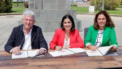 Pedro Quevedo (NC), Carolina Darias (PSOE) y Gemma Martínez (Podemos) firman pacto para Las Palmas de G.C. Pedro Quevedo (NC), Carolina Darias (PSOE) y Gemma Martínez (Podemos) firman pacto para Las Palmas de G.C.