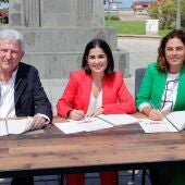 Pedro Quevedo (NC), Carolina Darias (PSOE) y Gemma Martínez (Podemos) firman pacto para Las Palmas de G.C. 