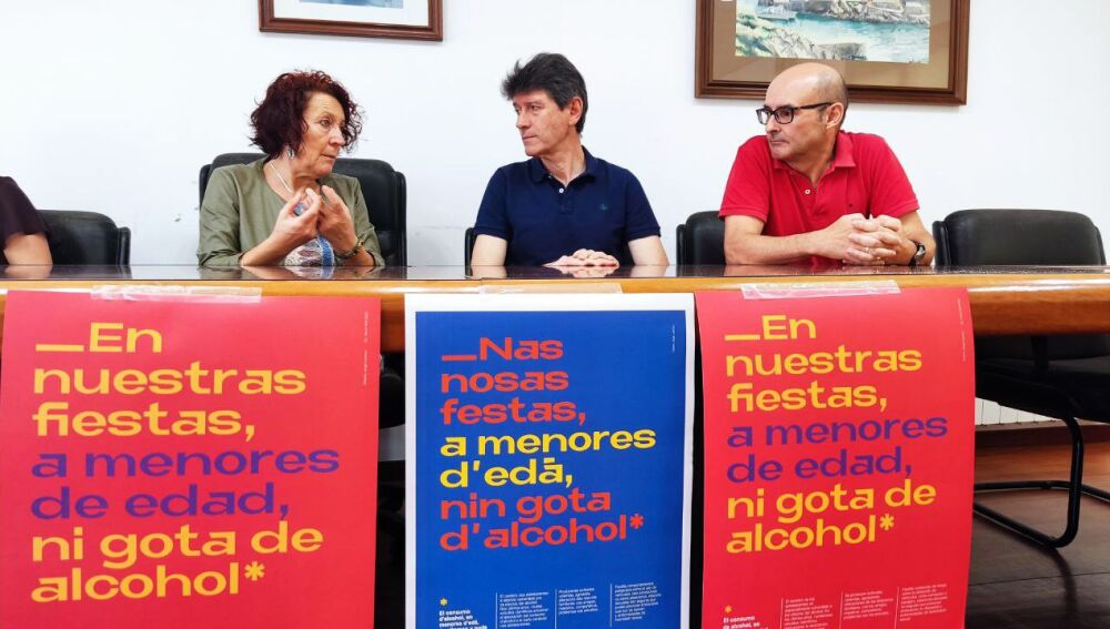 Salud presenta en El Franco la campaña de sensibilización para evitar que los jóvenes ingieran alcohol en las romerías.