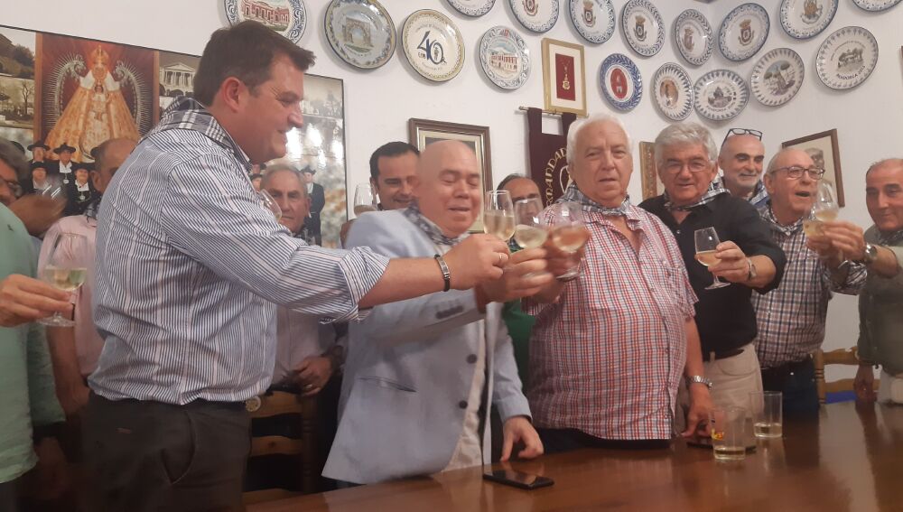 Heredia brinda tras su elección con el resto de pandorgos