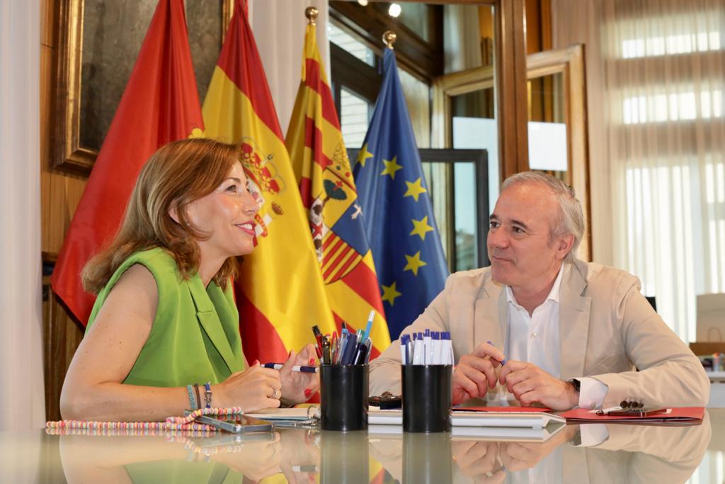 Azcón y Chueca prometen trabajo conjunto y colaboración leal Azcón y Chueca prometen trabajo conjunto y colaboración leal