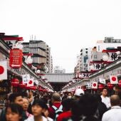 Imagen de archivo de japoneses paseando por Japón
