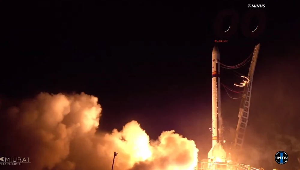 El cohete MIURA 1 de PLD Space en la plataforma de lanzamiento instantes antes de abortarse su lanzamiento.. El cohete MIURA 1 de PLD Space en la plataforma de lanzamiento instantes antes de abortarse su lanzamiento..