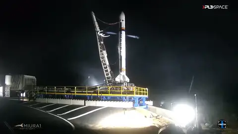 El cohete MIURA 1 de PLD Space en la plataforma de lanzamiento. El cohete MIURA 1 de PLD Space en la plataforma de lanzamiento.