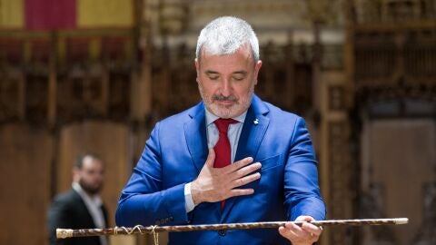 El nuevo alcalde de Barcelona, Jaume Collboni, sostiene el bast&oacute;n de mando en la sesi&oacute;n de constituci&oacute;n del Ayuntamiento de Barcelona