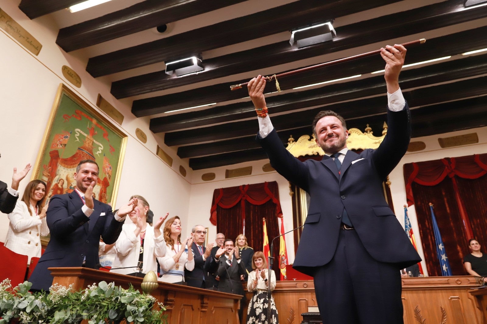 El alcalde del PP de Elche difunde que se baja el sueldo, pero PSOE lo acusa de “mentir” y Compromís de “postureo" El alcalde del PP de Elche difunde que se baja el sueldo, pero PSOE lo acusa de “mentir” y Compromís de “postureo"