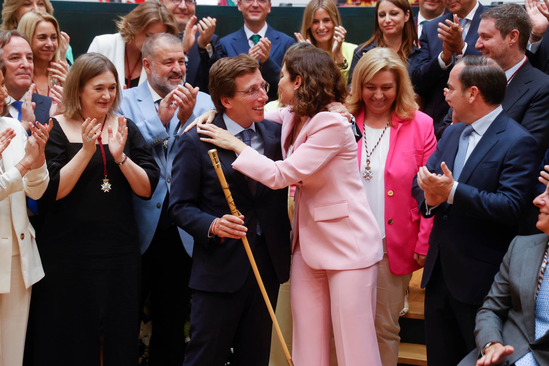 El PP se impone en la mayoría de ayuntamientos mientras que el PSOE gobernará en Barcelona El PP se impone en la mayoría de ayuntamientos mientras que el PSOE gobernará en Barcelona
