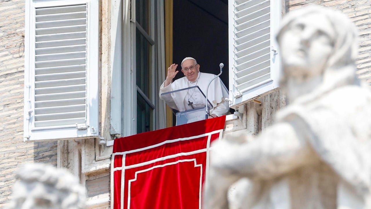 Il papa è ricomparso dopo l’operazione ed è stato grato per tutto l’affetto ricevuto