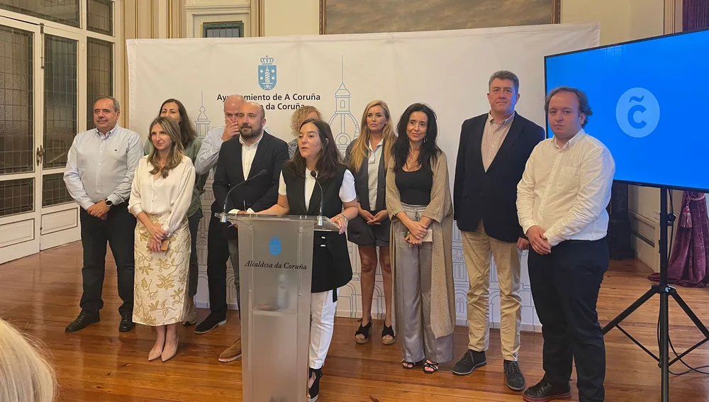 Inés Rey con su equipo de gobierno. Inés Rey con su equipo de gobierno.