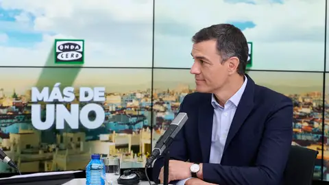 Pedro Sánchez durante la entrevista con Carlos Alsina en 'Más de uno'