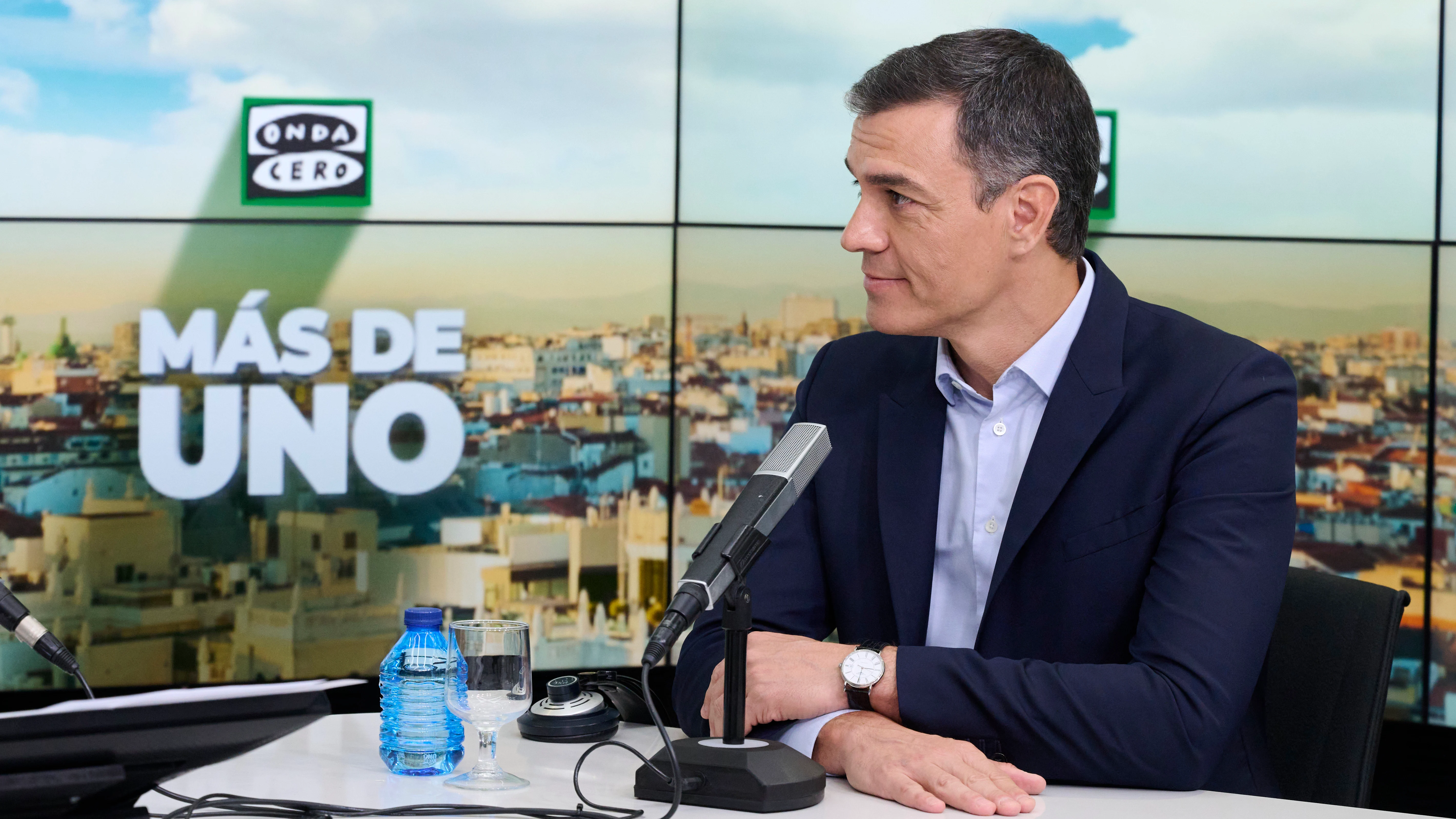 Pedro Sánchez durante la entrevista con Carlos Alsina en 'Más de uno' Pedro Sánchez durante la entrevista con Carlos Alsina en 'Más de uno'