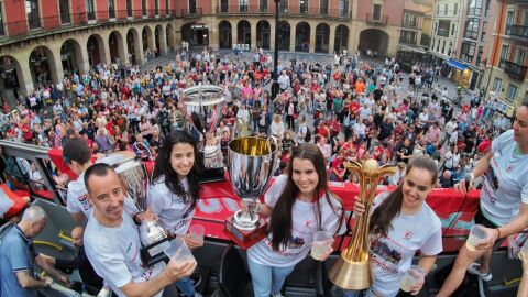 Ram&oacute;n Peralta y sus jugadoras celebrando el t&iacute;tulo de Liga