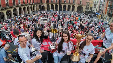 Ramón Peralta y sus jugadoras celebrando el título de Liga Ramón Peralta y sus jugadoras celebrando el título de Liga