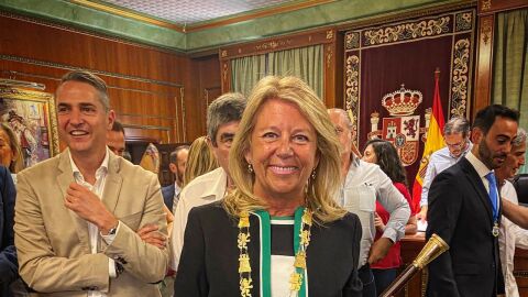 &Aacute;ngeles Mu&ntilde;oz con el bast&oacute;n de alcaldesa