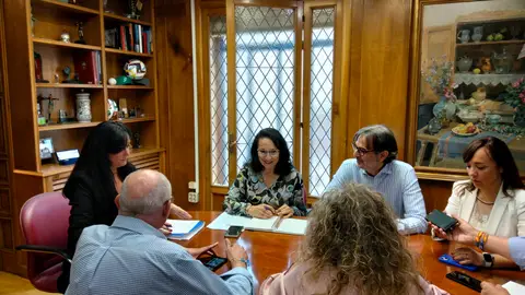 Lorena Orduna, con su equipo de gobierno en su primer día en el Consistorio. Lorena Orduna, con su equipo de gobierno en su primer día en el Consistorio.