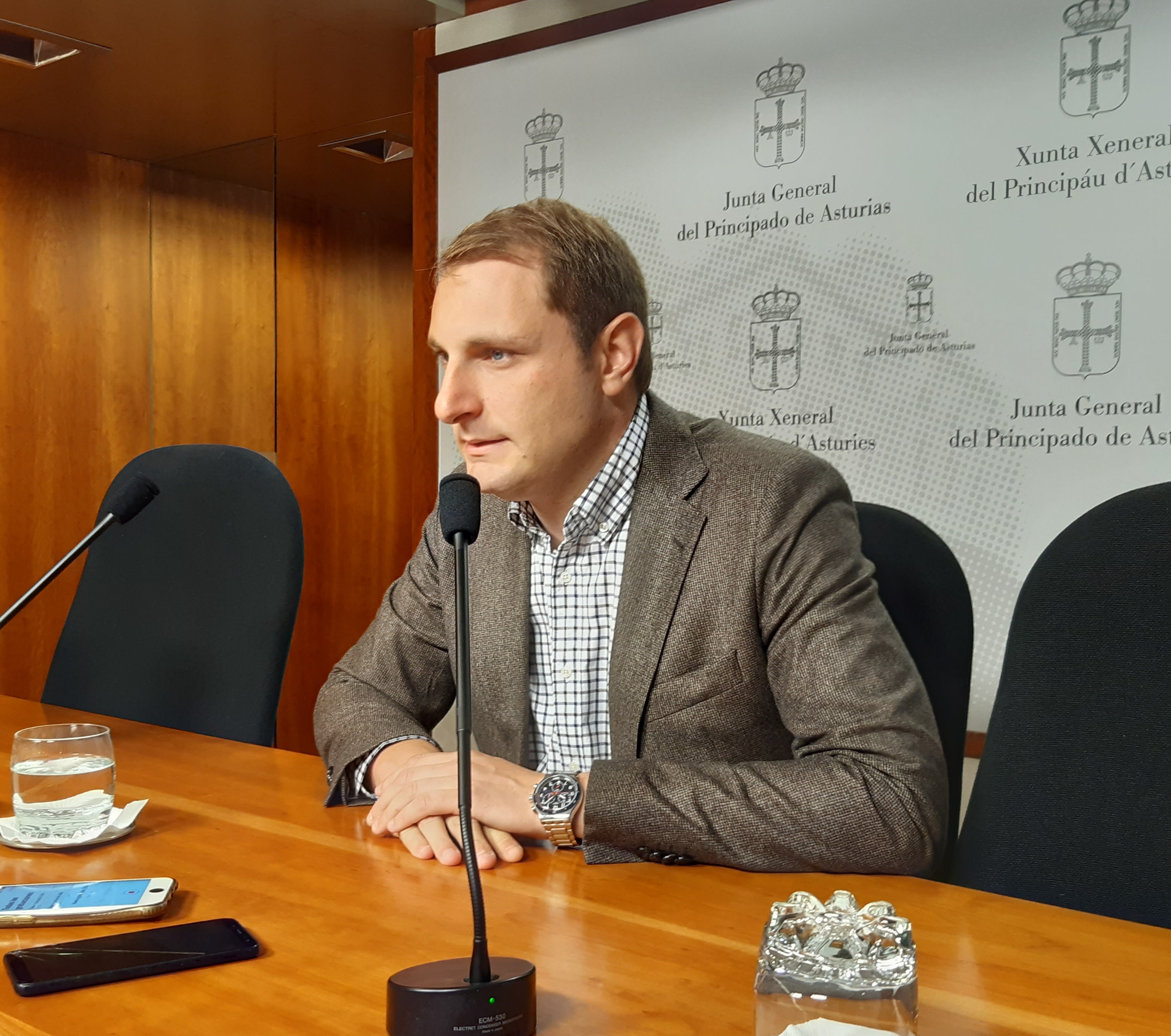 Pumares (Foro) confiesa sentirse "incómodo" con el pacto con Vox en Gijón Pumares (Foro) confiesa sentirse "incómodo" con el pacto con Vox en Gijón