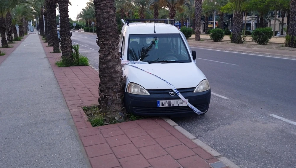 Uno de los coches estacionados con los que colisionó el vehículo fugado. Uno de los coches estacionados con los que colisionó el vehículo fugado.