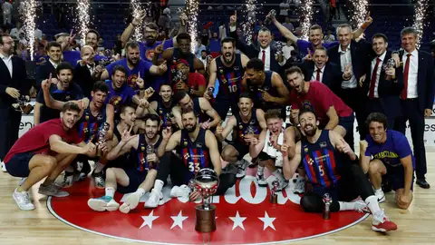 Los jugadores del Barça celebran con el trofeo el título de Liga tras el tercer partido de la final de la Liga Endesa de baloncesto que Real Madrid y Barça disputaron este martes en el WiZink Center Los jugadores del Barça celebran con el trofeo el título de Liga tras el tercer partido de la final de la Liga Endesa de baloncesto que Real Madrid y Barça disputaron este martes en el WiZink Center