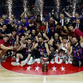 Los jugadores del Barça celebran con el trofeo el título de Liga tras el tercer partido de la final de la Liga Endesa de baloncesto que Real Madrid y Barça disputaron este martes en el WiZink Center Los jugadores del Barça celebran con el trofeo el título de Liga tras el tercer partido de la final de la Liga Endesa de baloncesto que Real Madrid y Barça disputaron este martes en el WiZink Center
