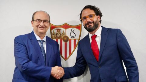 Pepe Castro y Víctor Orta se saludan.