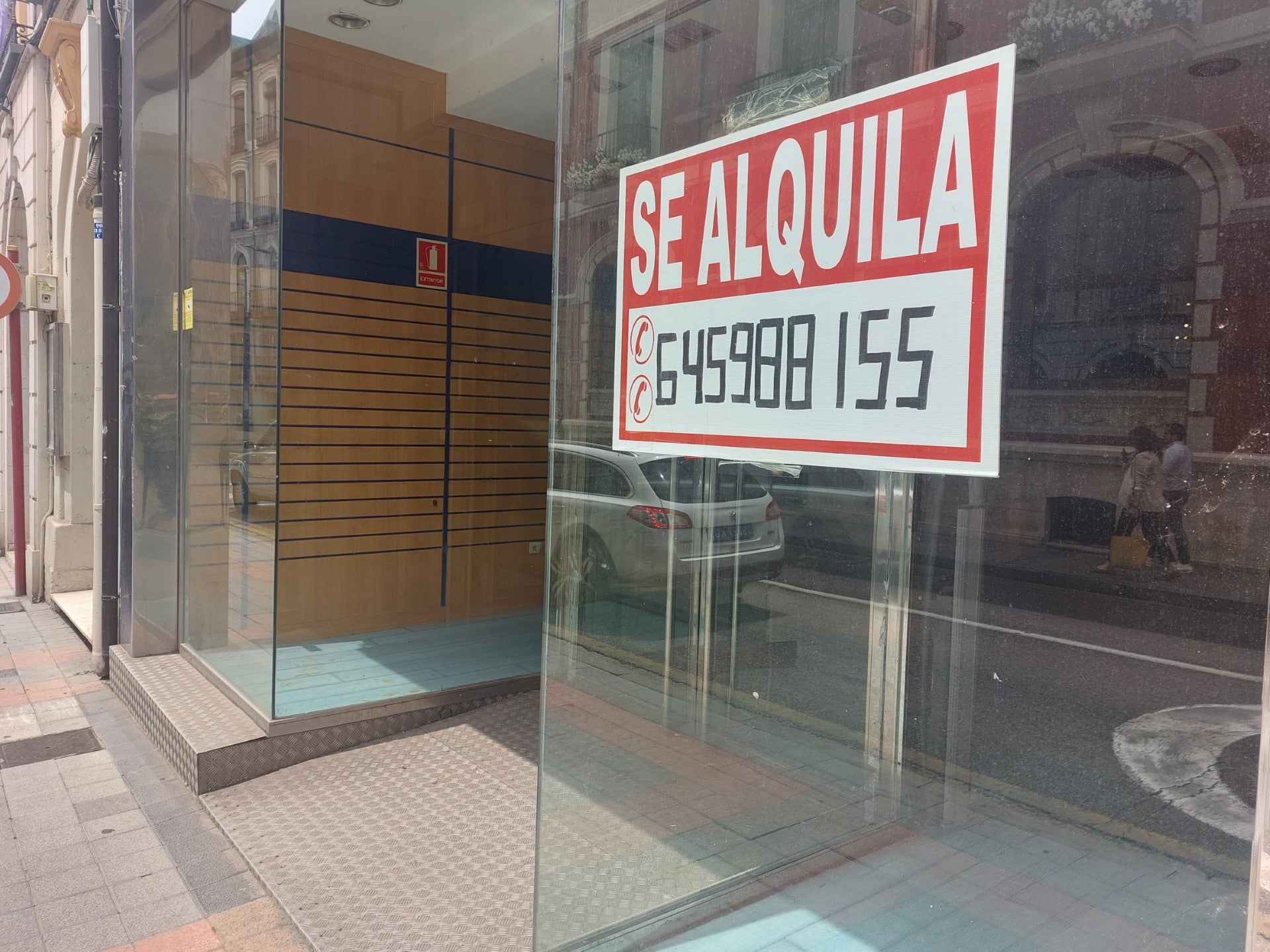 Cada mes cierran 19 pequeños comercios en la Región de Murcia Cada mes cierran 19 pequeños comercios en la Región de Murcia