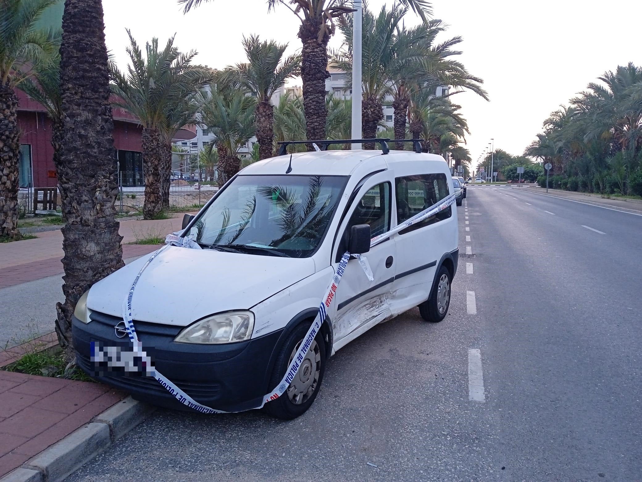 La Policía Local de Elche expedienta a un conductor que tras colisionar con dos coches estacionados se da a la fuga La Policía Local de Elche expedienta a un conductor que tras colisionar con dos coches estacionados se da a la fuga