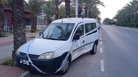 Uno de los coches estacionados con los que colisionó el vehículo fugado. Uno de los coches estacionados con los que colisionó el vehículo fugado.