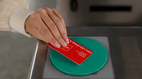 Una persona pasa su título de transporte para acceder a la estación de Sol Una persona pasa su título de transporte para acceder a la estación de Sol