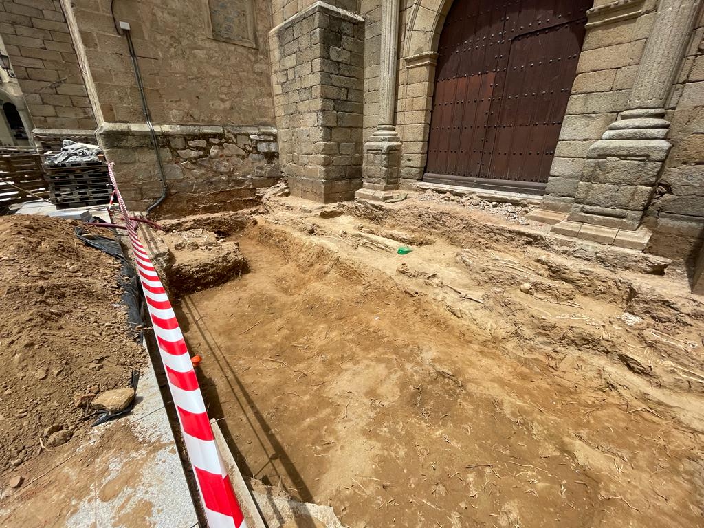 Encuentran restos humanos en las obras contiguas a la Parroquia de la Asunción de Villanueva de la Serena Encuentran restos humanos en las obras contiguas a la Parroquia de la Asunción de Villanueva de la Serena