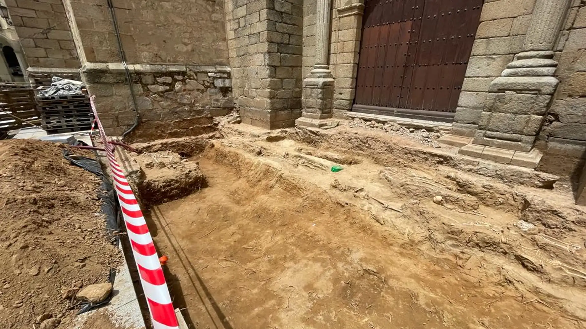 Encuentran restos humanos en las obras contiguas a la Parroquia de la Asunción de Villanueva de la Serena
