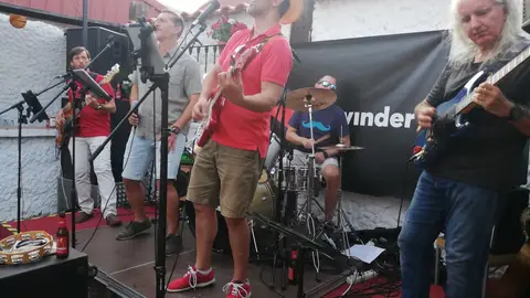 Música en directo en la caseta La Voltereta Música en directo en la caseta La Voltereta