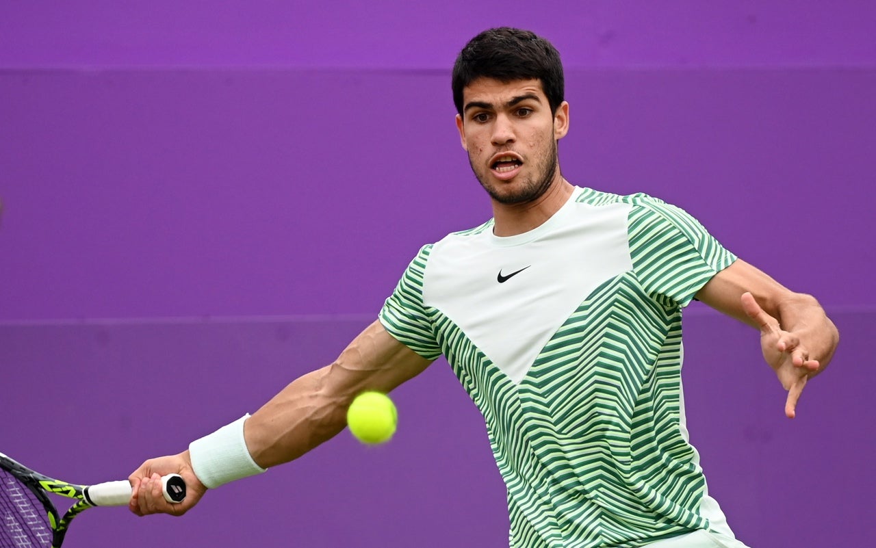 Carlos Alcaraz sufre para superar la primera ronda de Queen's Carlos Alcaraz sufre para superar la primera ronda de Queen's