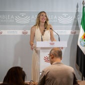 La líder del PP extremeño, María Guardiola, durante la rueda de prensa ofrecida este martes.