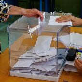 Una mujer introduce su voto en una urna en un colegio electoral  el pasado 28M