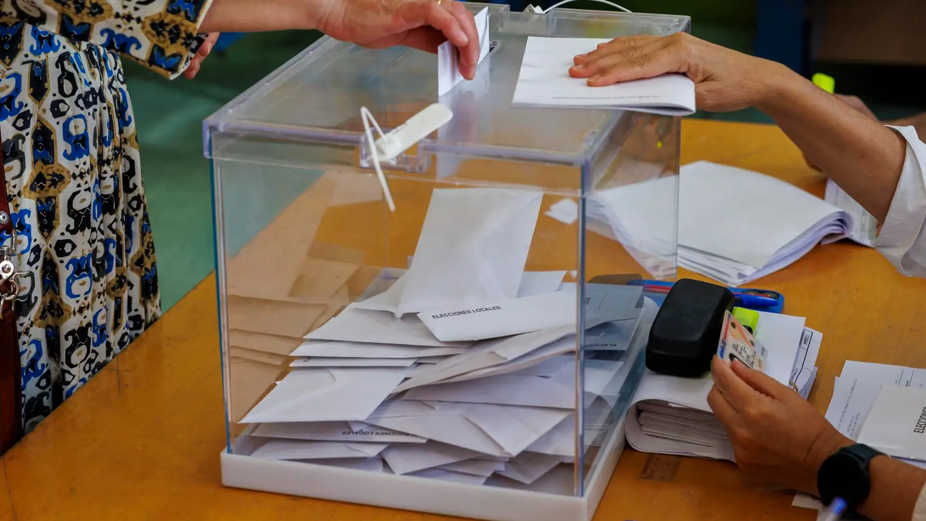 Una mujer introduce su voto en una urna en un colegio electoral el pasado 28M