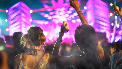 Dos chicas en un festival de música