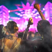 Dos chicas en un festival de música Dos chicas en un festival de música