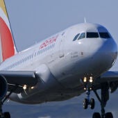 Imagen de un avión de Iberia despegando 