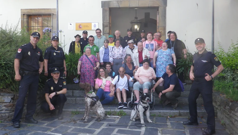 Una veintena de integrantes del CAI de Canero visitaron las instalaciones de la policía nacional de Luarca. Una veintena de integrantes del CAI de Canero visitaron las instalaciones de la policía nacional de Luarca.