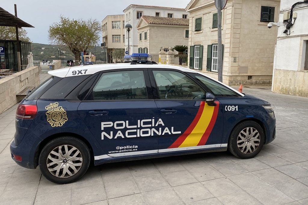 Policía Nacional salva la vida de una persona en Maó tras ingerir pastillas Policía Nacional salva la vida de una persona en Maó tras ingerir pastillas