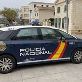 Vehículo policial en la comisaría de Maó. Vehículo policial en la comisaría de Maó.