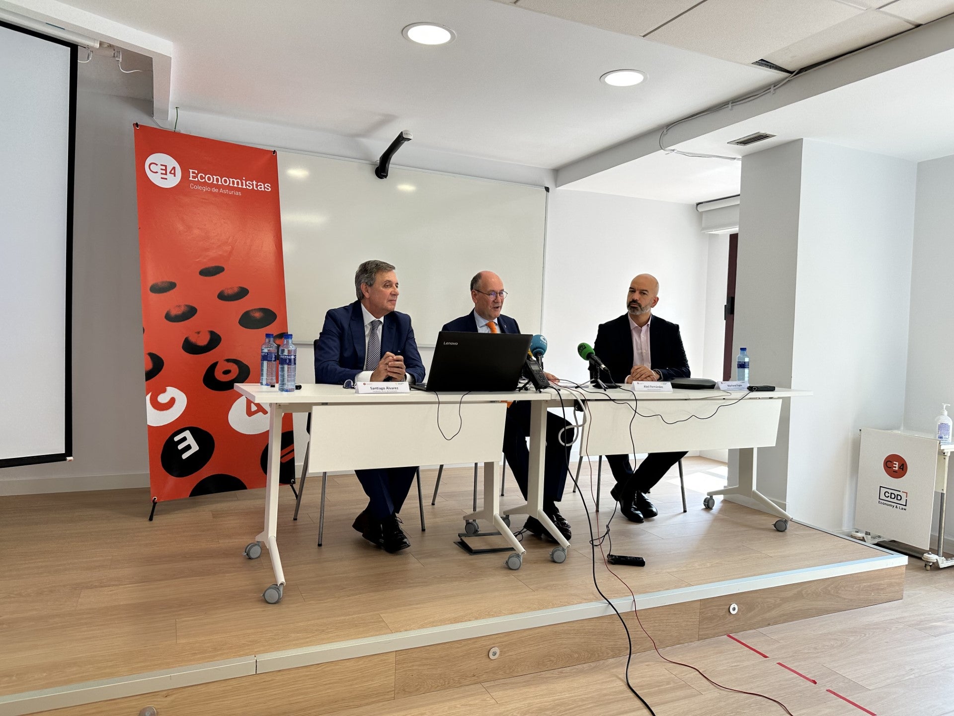 Los economistas asturianos, "ligeramente pesimistas" sobre la situación actual Los economistas asturianos, "ligeramente pesimistas" sobre la situación actual