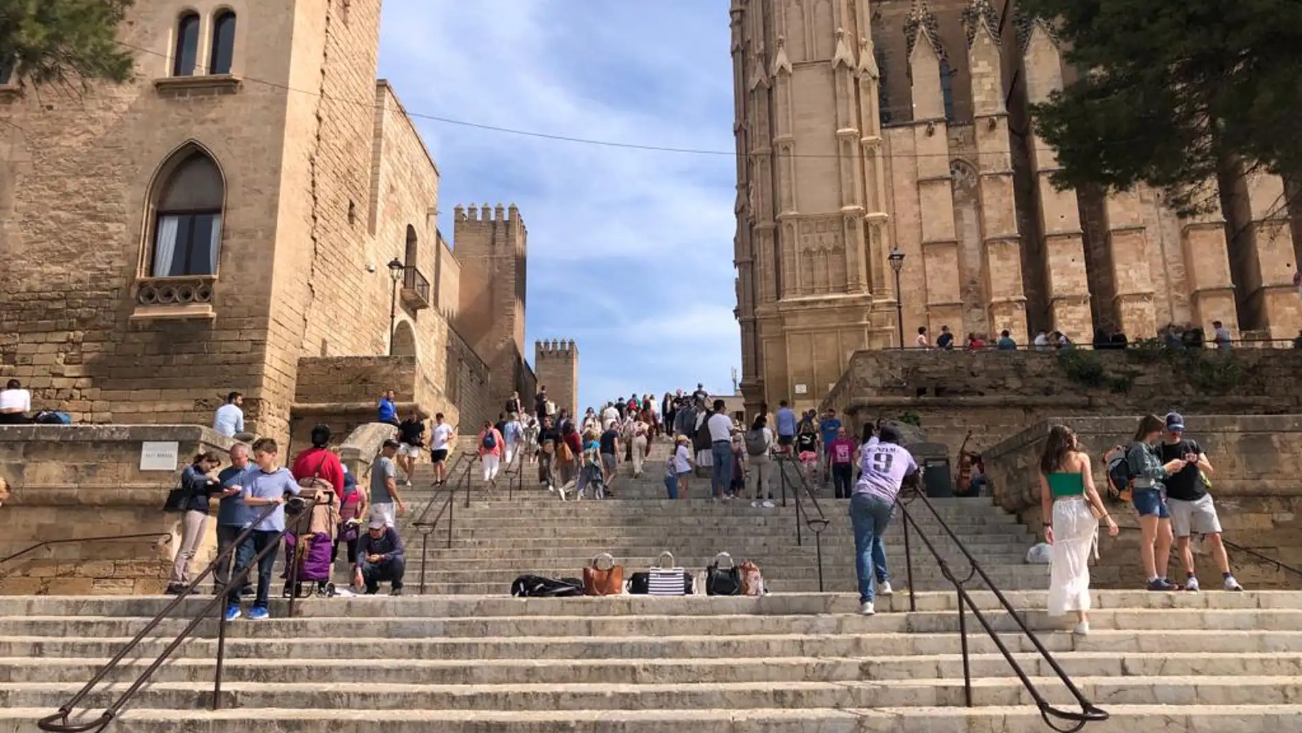 Turistas en los alrededores del Palacio Real de La Almudaina de Palma y la Catedral de Mallorca