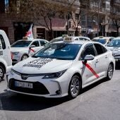 Una fila de taxistas madrileños se concentran contra la liberalización del sector, a 2 de marzo de 2023, en Madrid.